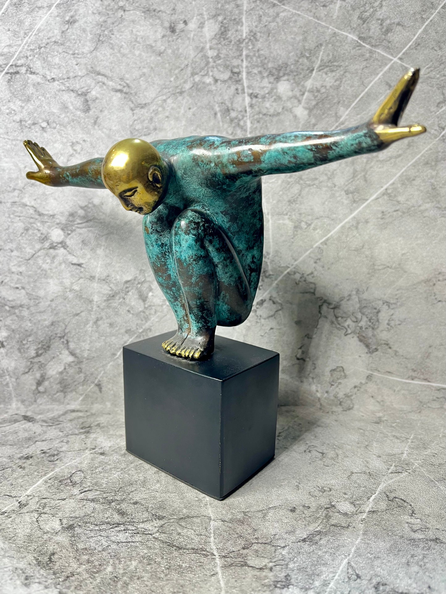 Moment of Focus – Bronze Abstract Figure | Handcrafted Patina Art on Pedestal