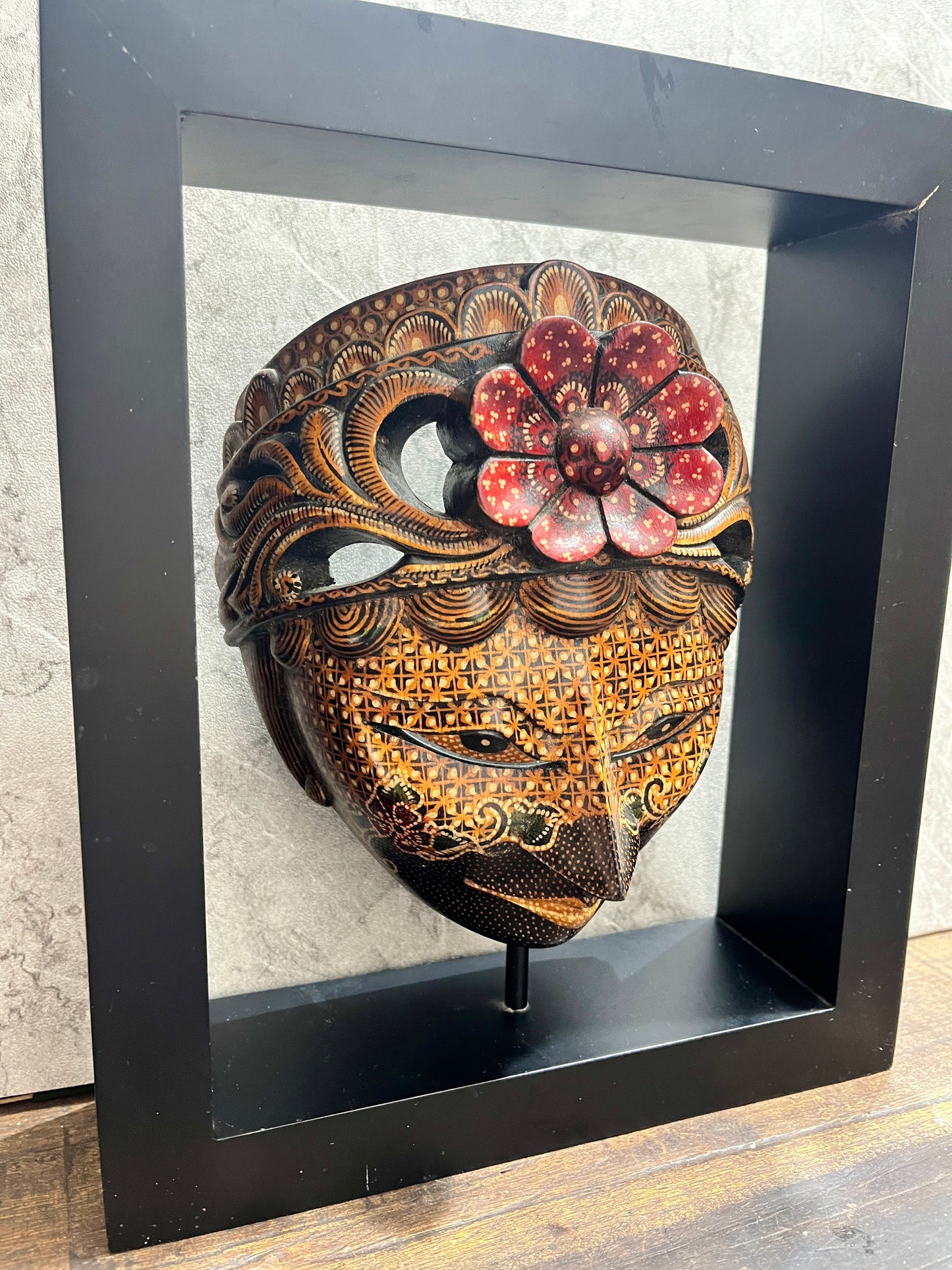 Hand-Painted Balinese Wooden Mask with Box: Traditional Sculpture Decor