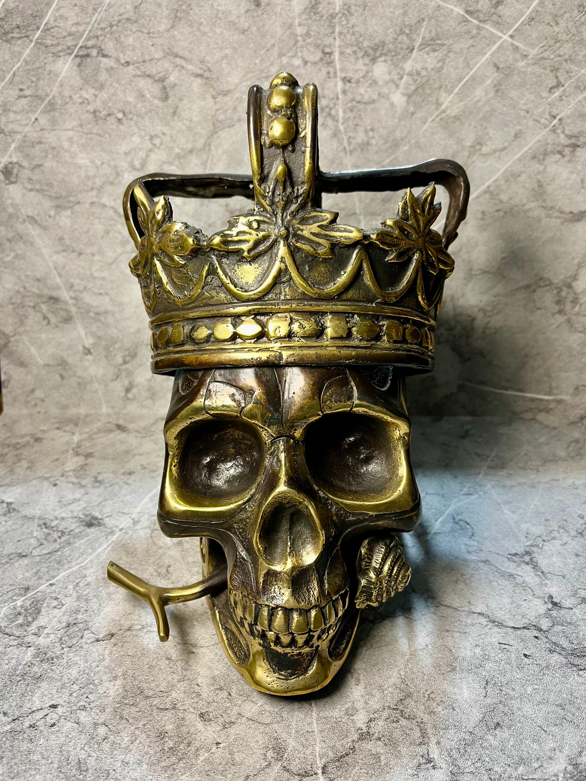 Bronze Crowned Skull Sculpture: Gothic Royal Decor