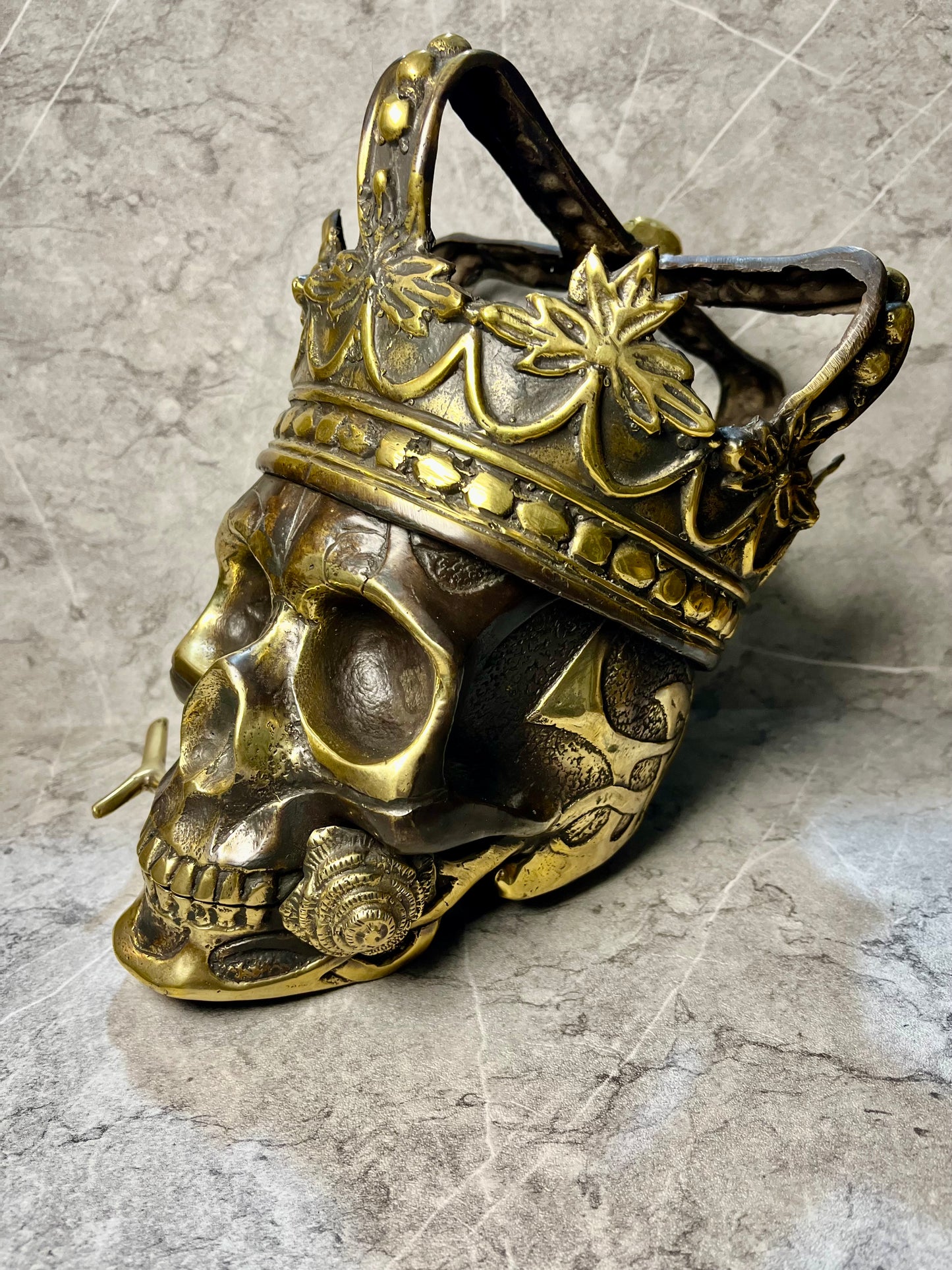 Bronze Crowned Skull Sculpture: Gothic Royal Decor